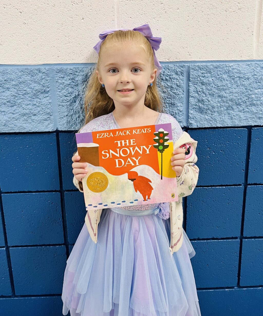 image_student receiving a book for earning a Aviator or Rise praise award