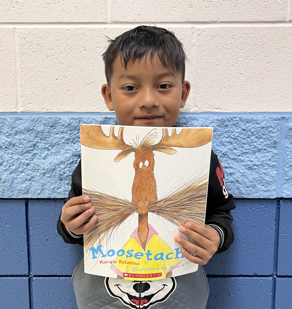 Student receiving a AVIATOR or RISE Praise award