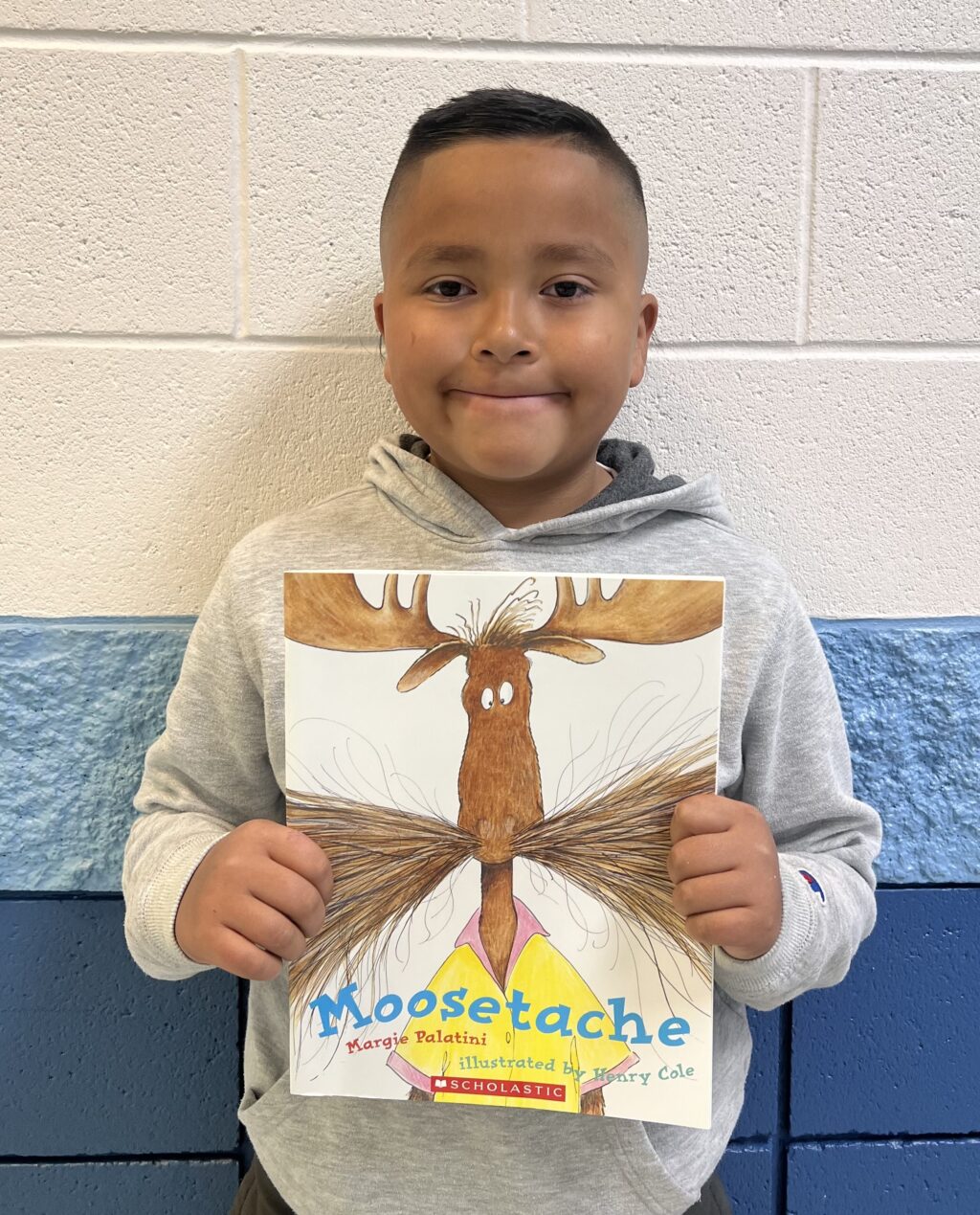 Student receiving a AVIATOR or RISE Praise award