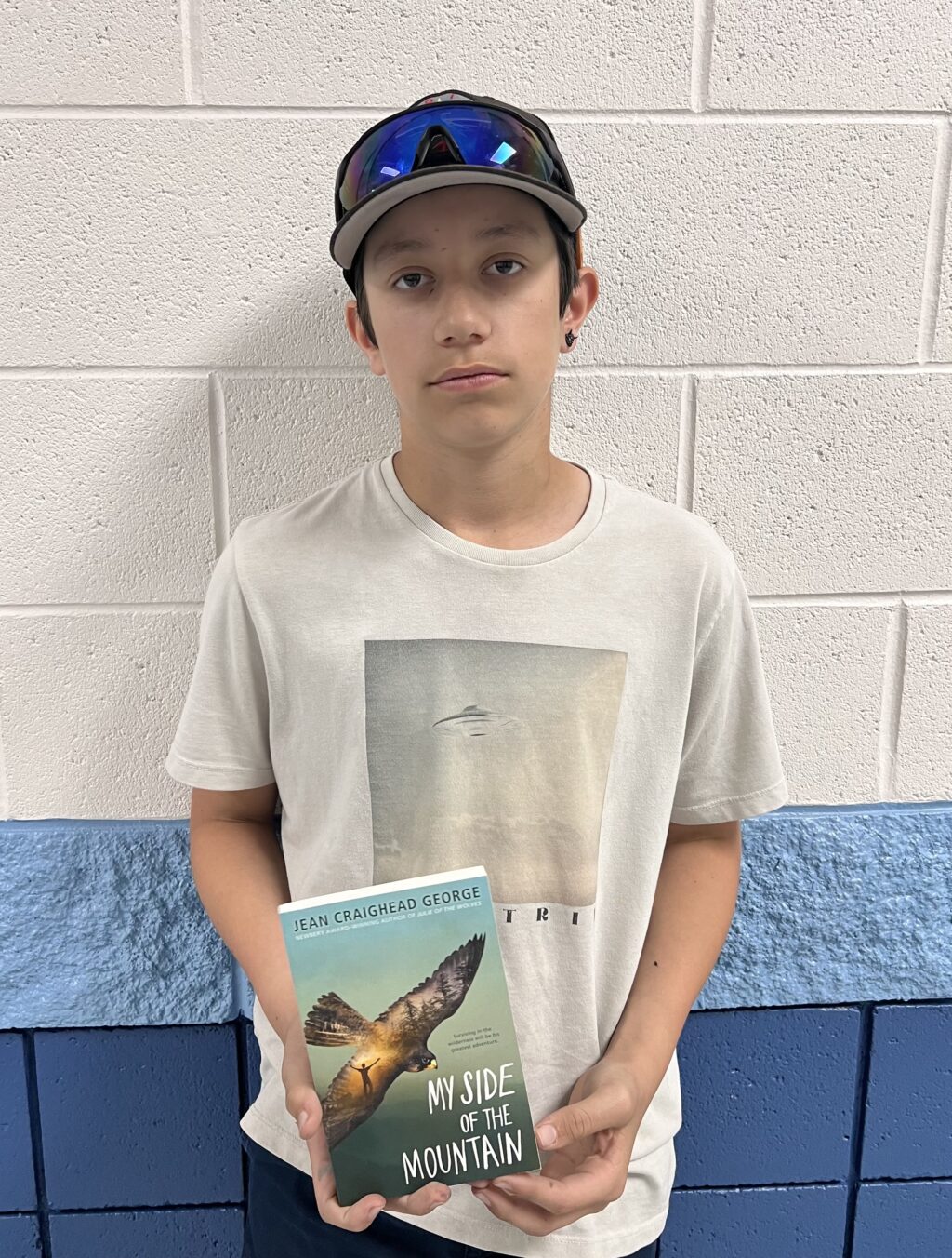 Student receiving a Aviator and RISE praise award.